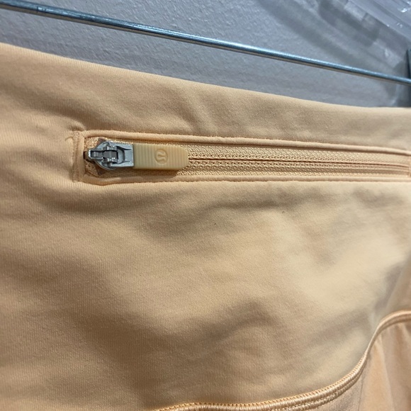 Lululemon Speed-Up high rise shorts in Summer Glow, sz 12 - Picture 6 of 6